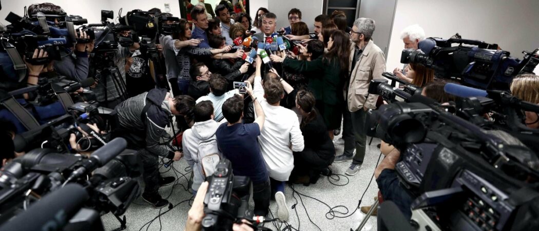 Komunikabideen ardura, fokupean // La responsabilidad de los medios de comunicación, bajo el foco