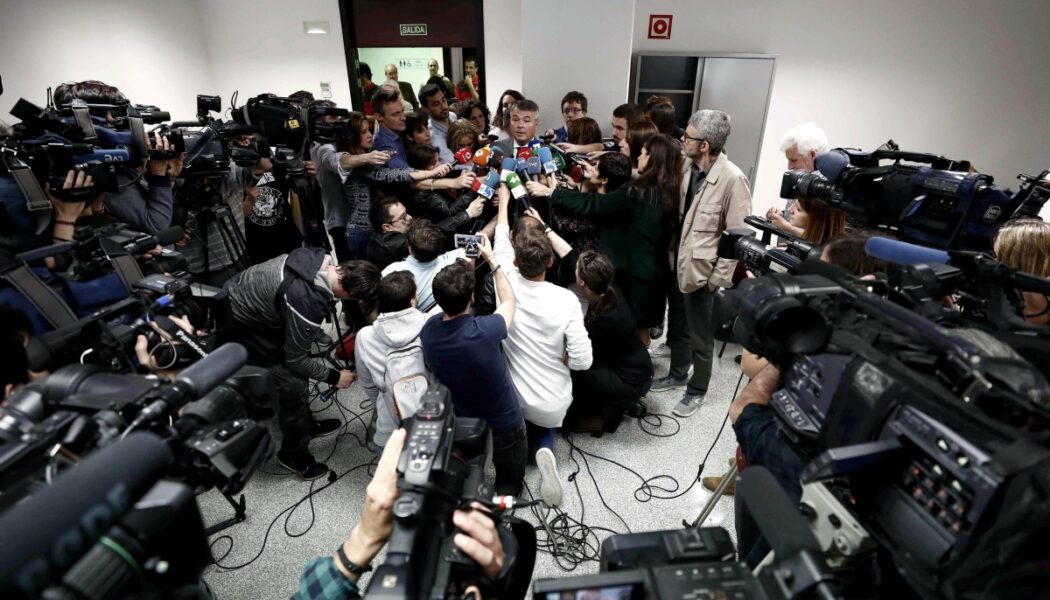 Komunikabideen ardura, fokupean // La responsabilidad de los medios de comunicación, bajo el foco