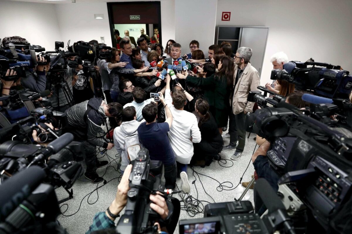 Komunikabideen ardura, fokupean // La responsabilidad de los medios de comunicación, bajo el foco