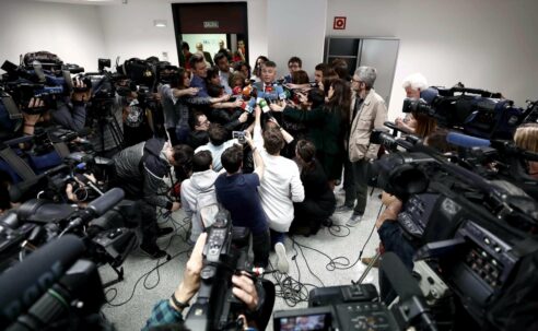 Komunikabideen ardura, fokupean // La responsabilidad de los medios de comunicación, bajo el foco
