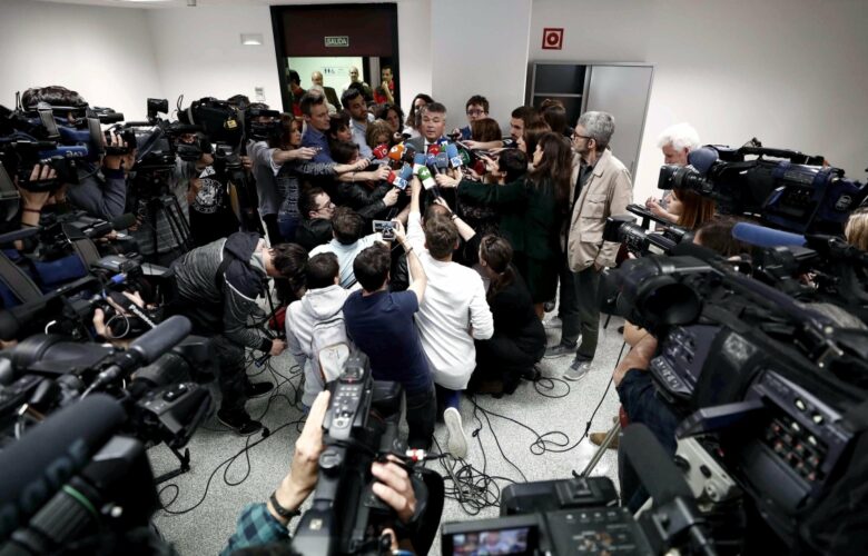 Komunikabideen ardura, fokupean // La responsabilidad de los medios de comunicación, bajo el foco