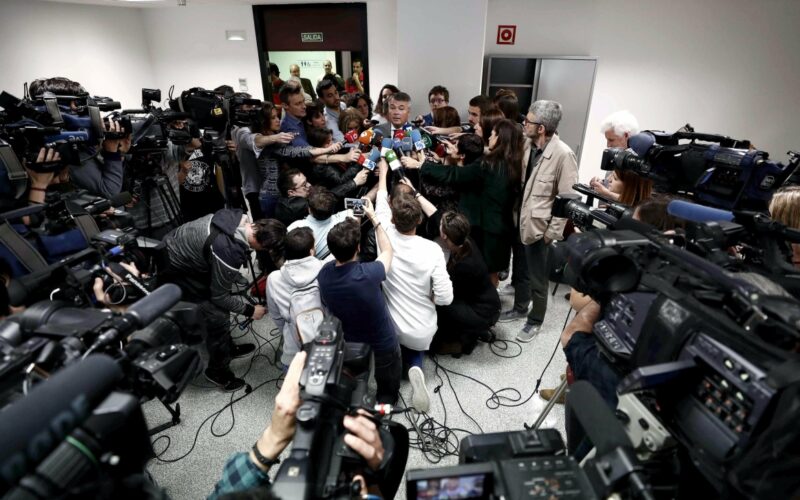 Komunikabideen ardura, fokupean // La responsabilidad de los medios de comunicación, bajo el foco