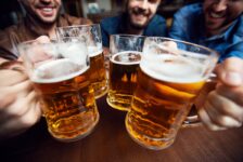 «Pídete una cerveza y no seas maricón» Artículo de Píkara Magazine