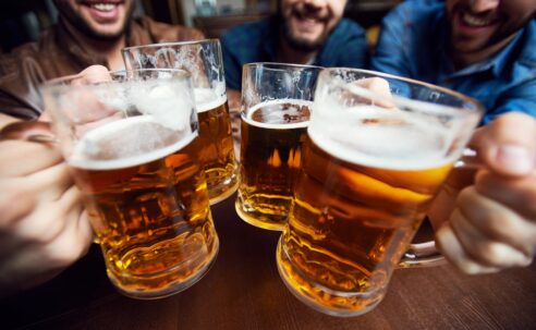 «Pídete una cerveza y no seas maricón» Artículo de Píkara Magazine