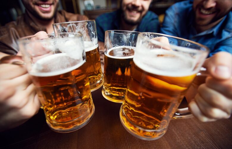 «Pídete una cerveza y no seas maricón» Artículo de Píkara Magazine