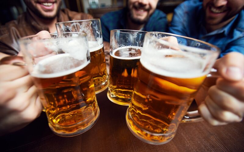 «Pídete una cerveza y no seas maricón» Artículo de Píkara Magazine